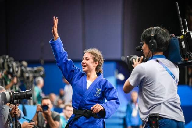 PARIS , FRANKRIKE 20240727 Sveriges Tara Babulfath jublar efter att ha besegrat Abiba Abuzjakynova fran Kazakstan i damernas bronsmatch i judo (-48 kg) i Champ-de-Mars Arena under sommar-OS-i Paris.