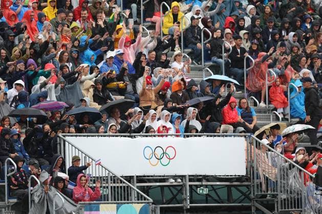 (240727) -- PARIS, July 27, 2024 -- Spectators are seen during the men s pool D Beach volleyball, Beachvolleyball match between the United States and Cuba at the Paris 2024 Olympic Games, Olympische Spiele, Olympia, OS in Paris, France, on July 27, 2024. Huang Zongzhi) (PARIS2024)FRANCE-PARIS-BEACH VOLLEYBALL-MEN S PRELIMINARY huangzongzhi 