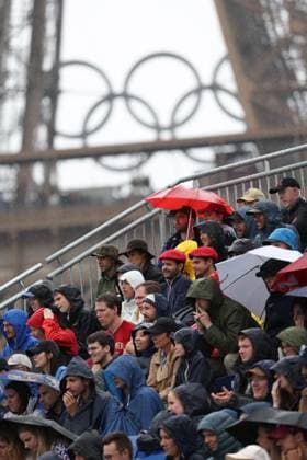 (240727) -- PARIS, July 27, 2024 -- Spectators watch the game in the rain during the men s pool D Beach volleyball, Beachvolleyball match between the United States and Cuba at the Paris 2024 Olympic Games, Olympische Spiele, Olympia, OS in Paris, France, on July 27, 2024. Huang Zongzhi) (PARIS2024)FRANCE-PARIS-BEACH VOLLEYBALL-MEN S PRELIMINARY huangzongzhi 