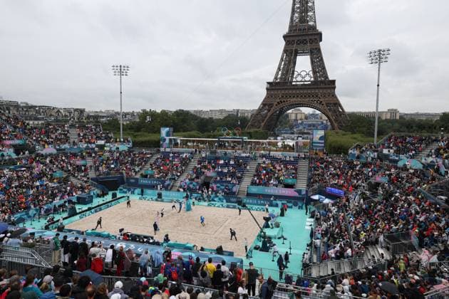 (240727) -- PARIS, July 27, 2024 -- Noslen Diaz Amaro Jorge Luis Alayo Moliner of Cuba and Miles Partain Andrew Benesh of the United States compete during the men s pool D Beach volleyball, Beachvolleyball match between the United States and Cuba at the Paris 2024 Olympic Games, Olympische Spiele, Olympia, OS in Paris, France, on July 27, 2024. Huang Zongzhi) (PARIS2024)FRANCE-PARIS-BEACH VOLLEYBALL-MEN S PRELIMINARY huangzongzhi 