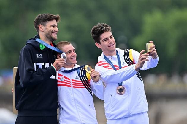 Remco EVENEPOEL, Filippo GANNA , Wout VAN AERT Siegerehrung ITT Olympia 2024 Paris Remco EVENEPOEL, Filippo GANNA , Wout VAN AERT Siegerehrung Radsport, Strassenrennen, Einzelzeitfahren Männer ITT 32,4 Kilometer, Men Individual Time Trial Olympia 27.07.2024 Paris