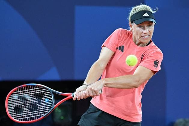 Paris, Stade Roland Garros, Court Philippe Chatrier, 27.07.24, FRA, Olympia 2024 Paris, Tennis, Frauen, 1.Runde, Naomi Osaka (Japan) - Angelique Kerber (Deutschland) Bild: Angelique KERBER (Deutschland) Only for editorial use! Frankreich
