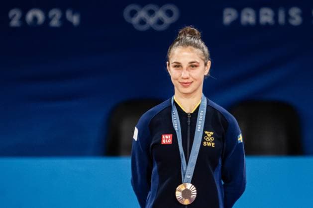240727 Tara Babulfath of Sweden with her bronze medal at the price ceremony for women™s -48kg bronze medal judo match during day 1 of the Paris 2024 Olympic Games, Olympische Spiele, Olympia, OS on July 27, 2024 in Paris. Photo: Ludvig Thunman BILDBYRAN kod LT LT0643 judo olympic games olympics os ol olympiska spel olympiske leker paris 2024 paris-os paris-ol 1 bbeng jubel Copyright: LUDVIGxTHUNMAN BB240727LT166