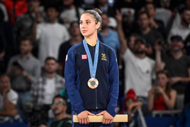 PARIS , FRANKRIKE 20240727 Sveriges Tara Babulfath med sin bronsmedalj i judo i 48-kilosklassen under medaljceremonin i Champ-de-Mars Arena under sommar-OS-i Paris.