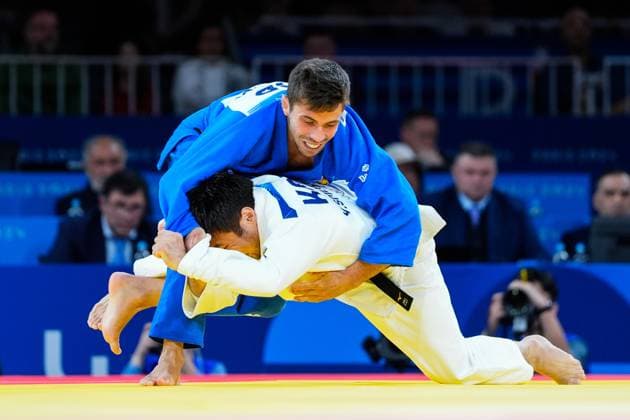 July 27, 2024, Paris, Paris, FRANCE: Garrigos Francisco (ESP) and Smetov Yeldos (KAZ) in action during compete in the judo Men -60kg repechage at the Champ-de-Mars Arena during the Paris 2024 Olympics Games on July 27, 2024 in Paris, France. Paris FRANCE - ZUMAa181 20240727_zaa_a181_296 Copyright: xOscarxJ.xBarrosox