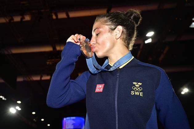 PARIS , FRANKRIKE 20240727 Sveriges Tara Babulfath med sin bronsmedalj i judo i 48-kilosklassen under medaljceremonin i Champ-de-Mars Arena under sommar-OS-i Paris.