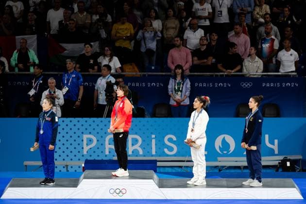 240727 Baasankhuu Bavuudorj of Mongolia, Natsumi Tsunoda of Japan, Shirine Boukli of France and Tara Babulfath of Sweden at the price ceremony after women™s -48kg judo finals during day 1 of the Paris 2024 Olympic Games, Olympische Spiele, Olympia, OS on July 27, 2024 in Paris. Photo: Ludvig Thunman BILDBYRAN kod LT LT0643 judo olympic games olympics os ol olympiska spel olympiske leker paris 2024 paris-os paris-ol 1 bbeng jubel Copyright: LUDVIGxTHUNMAN BB240727LT173