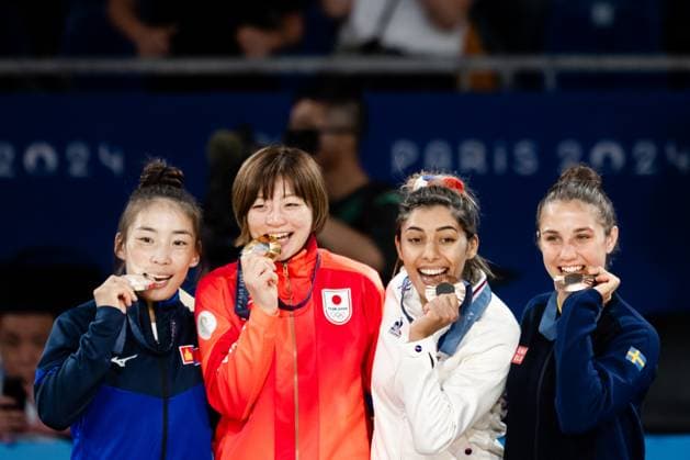 Sport Bilder des Tages 240727 Baasankhuu Bavuudorj of Mongolia, Natsumi Tsunoda of Japan, Shirine Boukli of France and Tara Babulfath of Sweden at the price ceremony after women™s -48kg judo finals during day 1 of the Paris 2024 Olympic Games, Olympische Spiele, Olympia, OS on July 27, 2024 in Paris. Photo: Ludvig Thunman BILDBYRAN kod LT LT0643 judo olympic games olympics os ol olympiska spel olympiske leker paris 2024 paris-os paris-ol 1 bbeng jubel Copyright: LUDVIGxTHUNMAN BB240727LT174
