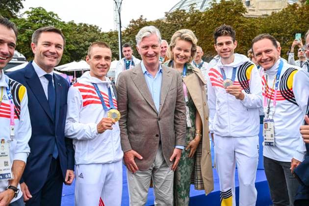 Paris 2024 Olympic Games, Olympische Spiele, Olympia, OS - 27 07 2024 PARIS, FRANCE - JULY 27 : Evenepoel Remco (BEL) Cycling - Road - Individual Time Trial (Male), Van Aert Wout (BEL) Cycling - Road - Individual Time Trial (Male) celebrating their medals with King Philippe of Belgium, Queen Mathilde of Belgium, Saive Jean-Michel NOC President of Team Belgium, Van Branteghem Cedric CEO of Team Belgium during the XXXIII Paris 2024 Summer Olympic Games on July 27, 2024 in Paris, France, 27 07 2024 Paris France Copyright: xVincentxKalutx