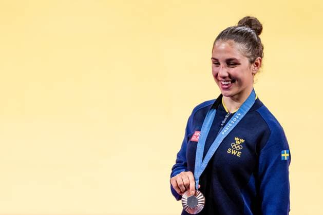 240727 Tara Babulfath of Sweden celebrates at the price ceremony after women™s -48kg judo finals during day 1 of the Paris 2024 Olympic Games, Olympische Spiele, Olympia, OS on July 27, 2024 in Paris. Photo: Ludvig Thunman BILDBYRAN kod LT LT0643 judo olympic games olympics os ol olympiska spel olympiske leker paris 2024 paris-os paris-ol 1 bbeng jubel Copyright: LUDVIGxTHUNMAN BB240727LT177
