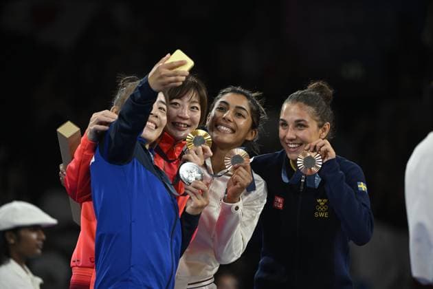 PARIS , FRANKRIKE 20240727 Fr v Baasankhuu Bavuudorj , Mongoliet, Natsumi Tsunoda , Japan, Shirine Boukli, Frankrike och Tara Babulfath, Sverige, som tog brons i judo i 48-kilosklassen under medaljceremonin i Champ-de-Mars Arena under sommar-OS-i Paris.