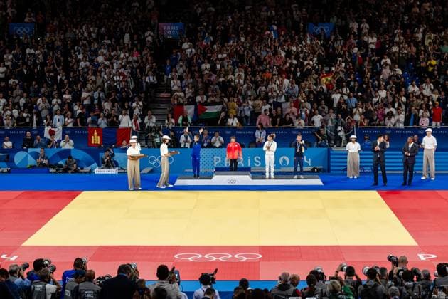 240727 Natsumi Tsunoda of Japan, Shirine Boukli of France, Baasankhuu Bavuudorj of Mongolia and Tara Babulfath of Sweden at the price ceremony after women™s -48kg judo finals during day 1 of the Paris 2024 Olympic Games, Olympische Spiele, Olympia, OS on July 27, 2024 in Paris. Photo: Ludvig Thunman BILDBYRAN kod LT LT0643 judo olympic games olympics os ol olympiska spel olympiske leker paris 2024 paris-os paris-ol 1 bbeng jubel Copyright: LUDVIGxTHUNMAN BB240727LT179