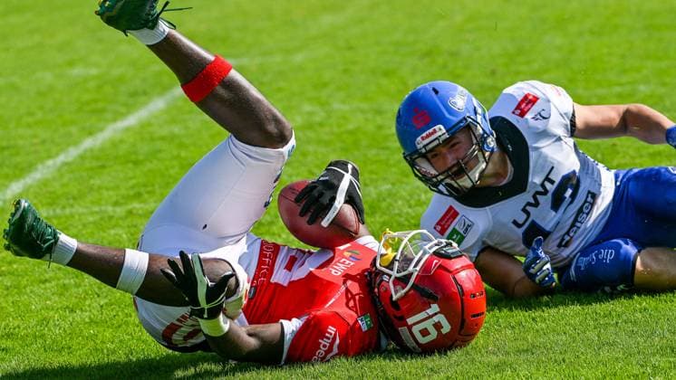 GER, GFL, Allgäu Comets vs Potsdam Royals 27.07.2024, Illerstadion, Kempten, GER, GFL, Allgäu Comets vs Potsdam Royals, im Bild Aashari Crosswell (Potsdam, 16) gelingt eine Interception gegen Dominik Hörner Hoerner (Comets, 13)