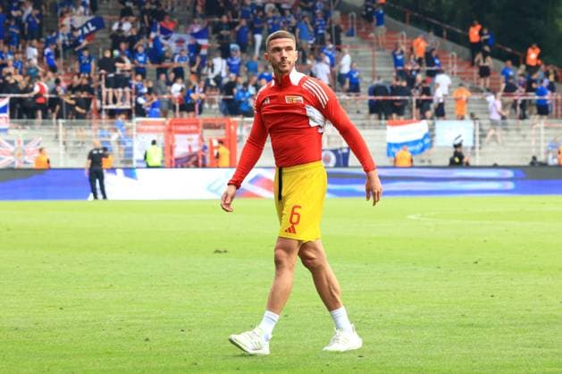 DEU, Testspiel, 1.FC Union vs. Glasgow Rangers, 27.07.2024, Stadion Alte Foersterei, Berlin, DEU, Testspiel, 1.FC Union vs. Glasgow Rangers, im Bild: Robin Gosens (1.FC Union Berlin 6) gibt seine Hose einen Fan DFL - regulations prohibit any use of Photographs as image sequences and or quasi-video Foto: Juergen Engler nordphoto GmbH