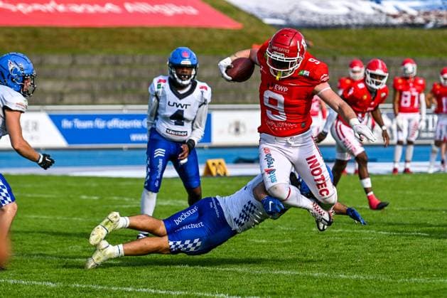 GER, GFL, Allgäu Comets vs Potsdam Royals 27.07.2024, Illerstadion, Kempten, GER, GFL, Allgäu Comets vs Potsdam Royals, im Bild Heiko Bals (Potsdam, 9) ist von Dominik Schmid (Comets, 7) nicht zu stoppen