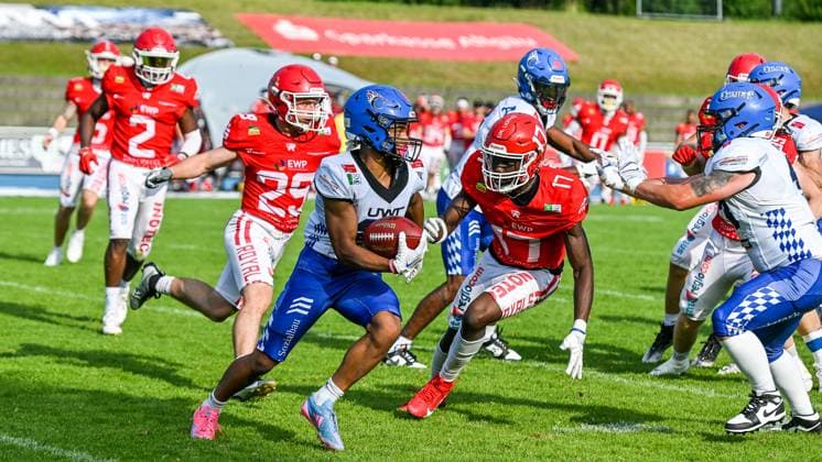 GER, GFL, Allgäu Comets vs Potsdam Royals 27.07.2024, Illerstadion, Kempten, GER, GFL, Allgäu Comets vs Potsdam Royals, im Bild Ahsan Uzeil Moore (Comets, 22), Daniel Pedro (Potsdam, 17)