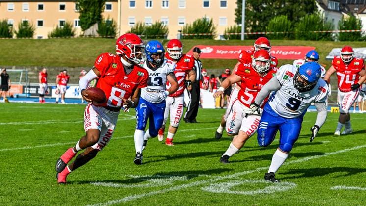 GER, GFL, Allgäu Comets vs Potsdam Royals 27.07.2024, Illerstadion, Kempten, GER, GFL, Allgäu Comets vs Potsdam Royals, im Bild Jaylon Henderson (Potsdam, 8), Sercan Vardar (Comets, 9)