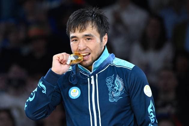 Yeldos Smetov ( KAZ ) celebrates with his medal during the 2024 Judo Olympics Games at Arena Champ de Mars on July 27, 2024 in Paris, France. ( Photo by federico pestellini DPPI Panoramic ) - JO 2024 : JUDO - Jeux Olympiques 2024 - Paris2024 - Paris - 27 07 2024 DPPI Panoramic 