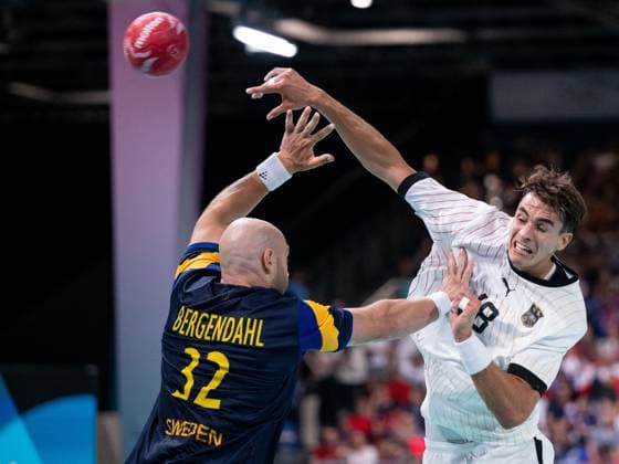 Sport Themen der Woche KW30 Sport Bilder des Tages KOESTER Julian (Deutschland, 18) im Zweikampf mit BERGENDAHL Oscar (Schweden, 32), FRA, Olympische Spiele Paris 2024, Handball, Herren, Deutschland (GER) vs Schweden (SWE), Gruppenphase, 1. Spieltag, Gruppe A, 27.07.2024 FRA, Olympische Spiele Paris 2024, Handball, Herren, Deutschland (GER) vs Schweden (SWE), Gruppenphase, 1. Spieltag, Gruppe A, 27.07.2024 Paris *** KOESTER Julian Germany, 18 in duel with BERGENDAHL Oscar Sweden, 32 , FRA, Olympic Games Paris 2024, Handball, Men, Germany GER vs Sweden SWE , Group stage, 1 Matchday, Group A, 27 07 2024 FRA, Olympic Games Paris 2024, Handball, Men, Germany GER vs Sweden SWE , Group stage, 1 Matchday, Group A, 27 07 2024 Paris Copyright: xEibner-Pressefoto Memmlerx EP_MMR