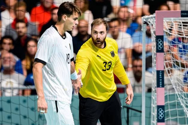 Paris, Frankreich: Handball Herren - Vorrunde Gruppe A - Deutschland - Schweden Julian Köster Koester (Deutschland), Torhueter Andreas Wolff (Deutschland) Paris South Paris Arena 6 Frankreich