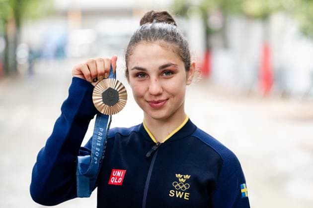 240727 Tara Babulfath of Sweden celebrates with her bronze medal after the women™s -60kg bronze medal judo match during day 1 of the Paris 2024 Olympic Games, Olympische Spiele, Olympia, OS on July 27, 2024 in Paris. Photo: Ludvig Thunman BILDBYRAN kod LT LT0643 judo olympic games olympics os ol olympiska spel olympiske leker paris 2024 paris-os paris-ol 1 bbeng Copyright: LUDVIGxTHUNMAN BB240727LT198