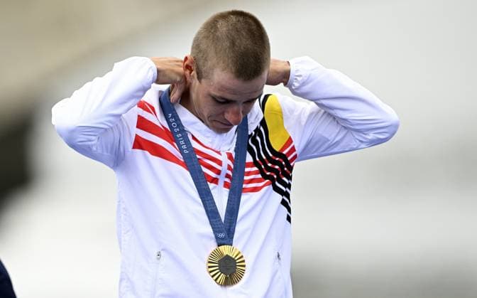 Belgian gold medallist Remco Evenepoel celebrates on the podium after winning the men s time trial event at the Paris 2024 Olympic Games, Olympische Spiele, Olympia, OS on Saturday 27 July 2024 in Paris, France . The Games of the XXXIII Olympiad are taking place in Paris from 26 July to 11 August. The Belgian delegation counts 165 athletes in 21 sports. JASPERxJACOBS  x97177596x