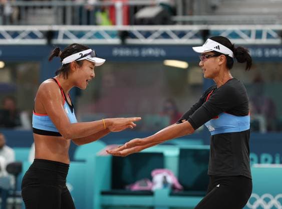 (240727) -- PARIS, July 27, 2024 -- Xue Chen (R) Xia Xinyi of China react during the women s pool B Beach volleyball, Beachvolleyball match between China and Australia at Paris 2024 Olympic Games, Olympische Spiele, Olympia, OS in Paris, France, July 27, 2024. ) (PARIS2024) FRANCE-PARIS-OLY-BEACH VOLLEYBALL HuangxZongzhi 