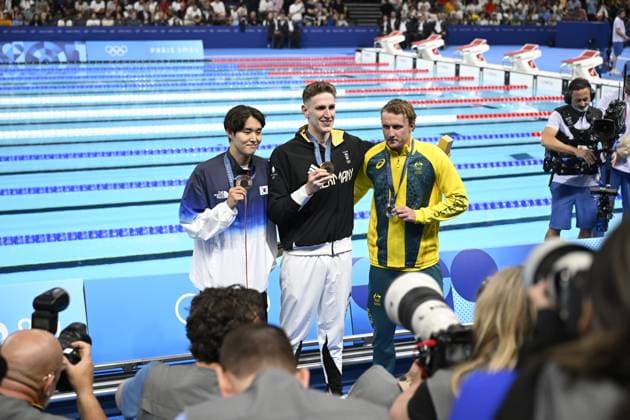 PARIS, FRANKRIKE 20240727 Tysklands Lukas Martens (mitten) med sin guldmedalj, Elijah Winnington (th), Australien, med sin silvermedalj och Sydkoreas Woomin Kim (tv) som tog brons, efter herrarnas final pa 400 meter frisim i La DÃ fense Arena under OS i Paris. Till vänster tvaan