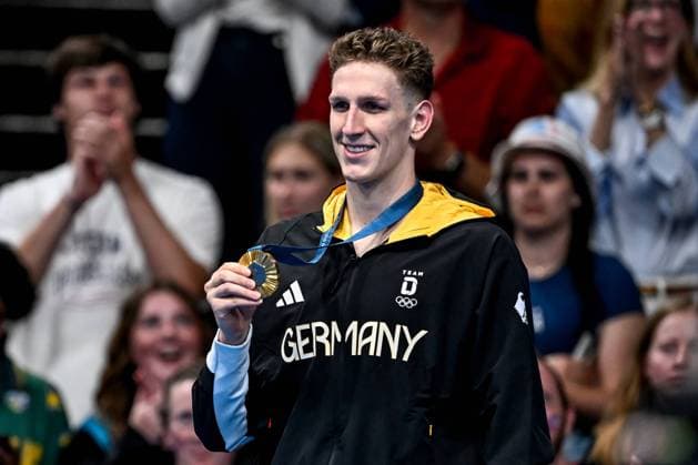 Bilder des Jahres 2024, Sport 07 Juli Sport Themen der Woche KW30 Sport Bilder des Tages Lukas Martens of Germany shows the gold medal after competing in the swimming 400m Freestyle Men Final during the Paris 2024 Olympic Games, Olympische Spiele, Olympia, OS at La Defense Arena in Paris (France), July 27, 2024. Giorgio Scala