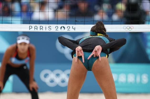 (240727) -- PARIS, July 27, 2024 -- Taliqua Clancy of Australia reacts during the women s pool B Beach volleyball, Beachvolleyball match between China and Australia at Paris 2024 Olympic Games, Olympische Spiele, Olympia, OS in Paris, France, July 27, 2024. Huang Zongzhi) (PARIS2024) FRANCE-PARIS-OLY-BEACH VOLLEYBALL huangzongzhi 