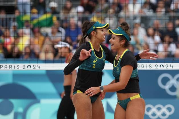(240727) -- PARIS, July 27, 2024 -- Mariafe Artacho del Solar(L) Taliqua Clancy of Australia react during the women s pool B Beach volleyball, Beachvolleyball match between China and Australia at Paris 2024 Olympic Games, Olympische Spiele, Olympia, OS in Paris, France, July 27, 2024. Huang Zongzhi) (PARIS2024) FRANCE-PARIS-OLY-BEACH VOLLEYBALL huangzongzhi 
