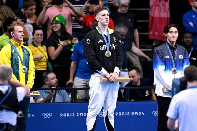 MAERTENS Lucas Team GER Olympiasieger bei der Siegerehrung und seiner Goldmedaille mit WINNINGTON und KIM 1. Tag Schwimm Wettbewerbe in der Defense Arena Finale 400m Freistiel Paris Olympische Spiele 2024 27.07.2024 Paris Copyright: xLacixPerenyix