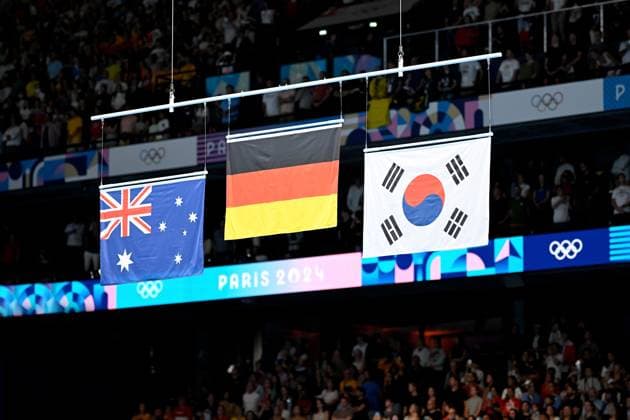 MAERTENS Lucas Team GER Olympiasieger bei der Siegerehrung und seiner Goldmedaille mit WINNINGTON und KIM 1. Tag Schwimm Wettbewerbe in der Defense Arena Finale 400m Freistiel Paris Olympische Spiele 2024 27.07.2024 Paris Copyright: xLacixPerenyix