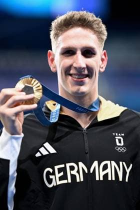 MAERTENS Lucas Team GER Olympiasieger bei der Siegerehrung und seiner Goldmedaille 1. Tag Schwimm Wettbewerbe in der Defense Arena Finale 400m Freistiel Paris Olympische Spiele 2024 27.07.2024 Paris Copyright: xLacixPerenyix