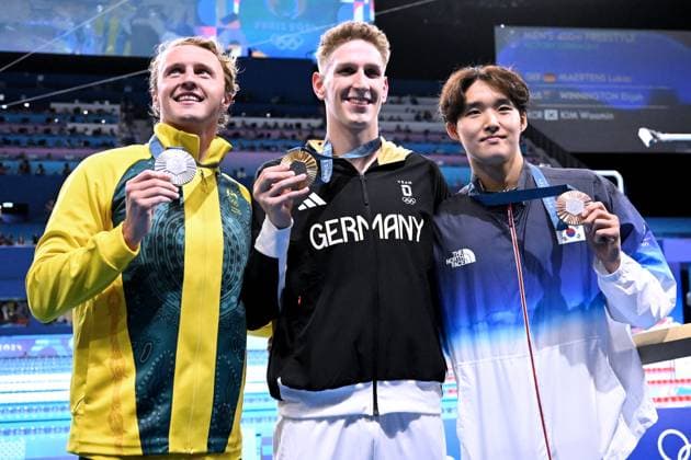 MAERTENS Lucas Team GER Olympiasieger bei der Siegerehrung und seiner Goldmedaille mit WINNINGTON und KIM 1. Tag Schwimm Wettbewerbe in der Defense Arena Finale 400m Freistiel Paris Olympische Spiele 2024 27.07.2024 Paris Copyright: xLacixPerenyix