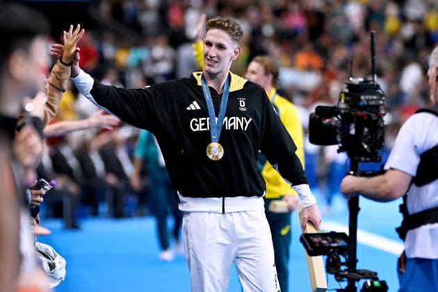 MAERTENS Lucas Team GER Olympiasieger bei der Siegerehrung und seiner Goldmedaille 1. Tag Schwimm Wettbewerbe in der Defense Arena Finale 400m Freistiel Paris Olympische Spiele 2024 27.07.2024 Paris Copyright: xLacixPerenyix