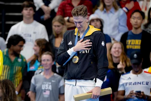Lukas Maertens, GER bei der Siegerehrung FRA, Olympische Spiele Paris 2024, Schwimmen Finals Tag1, 27.07.2024 FRA, Olympische Spiele Paris 2024, Schwimmen Finals Tag1, 27.07.2024 Paris Copyright: xEibner-Pressefoto JoxKleindlx EP_JKL