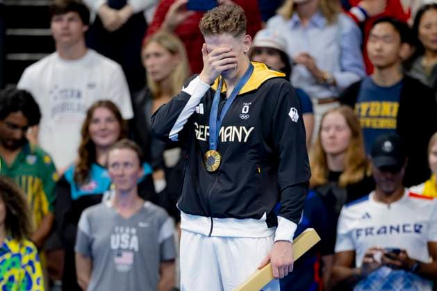 Lukas Maertens, GER bei der Siegerehrung FRA, Olympische Spiele Paris 2024, Schwimmen Finals Tag1, 27.07.2024 FRA, Olympische Spiele Paris 2024, Schwimmen Finals Tag1, 27.07.2024 Paris Copyright: xEibner-Pressefoto JoxKleindlx EP_JKL