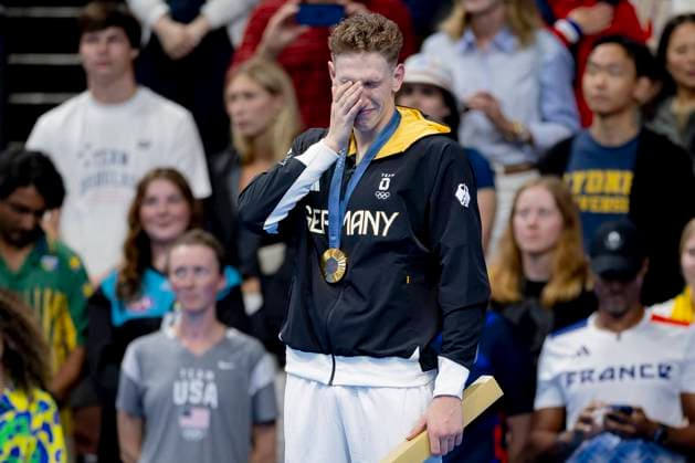 Bilder des Jahres 2024, Sport 07 Juli Sport Themen der Woche KW30 Sport Bilder des Tages Lukas Maertens, GER bei der Siegerehrung FRA, Olympische Spiele Paris 2024, Schwimmen Finals Tag1, 27.07.2024 FRA, Olympische Spiele Paris 2024, Schwimmen Finals Tag1, 27.07.2024 Paris *** Lukas Maertens, GER at the award ceremony FRA, Olympic Games Paris 2024, Swimming Finals Day1, 27 07 2024 FRA, Olympic Games Paris 2024, Swimming Finals Day1, 27 07 2024 Paris Copyright: xEibner-Pressefoto JoxKleindlx EP_JKL