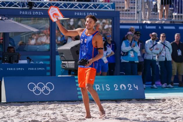 2024-07-28 Beach Volleybal - Olympic Games, Olympische Spiele, Olympia, OS Paris 2024 - Day 2 PARIS, FRANCE - JULY 28: Matthew Immers of the Netherlands competing in the Men s Preliminary Phase during Day 2 of Beach Volleybal - Olympic Games Paris 2024 at Eiffel Tower Stadium on July 28, 2024 in Paris, France. (Photo by Joris Verwijst BSR Agency) Paris France Content not available for redistribution in The Netherlands directly or indirectly through any third parties. Copyright: xBSRxAgencyx