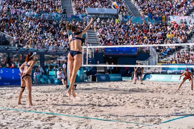 July 28, 2024, Paris, Ile de France, France: VALENTINA GOTTARDI (ITA) serves to Team Spain (ESP) in the Preliminary Phase - Pool A Beach volleyball, Beachvolleyball at the Stade Tour Eiffel stadium during the Paris Olympics 2024 in Paris, France. Paris France - ZUMAa161 20240728_oly_a161_003 Copyright: xWalterxArcex