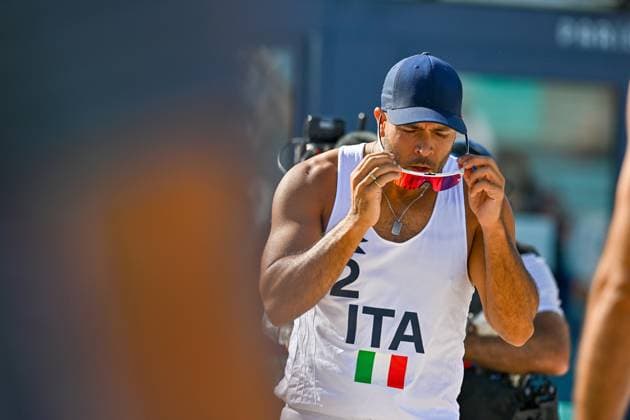 Olympische Spiele (Beachvolleyball); Paris 28.07.2024 Vorrunde, Herren, NED vs ITA, Alex Ranghieri, mit Sonnenbrille, Copyright: xBEAUTIFULxSPORTS TomxBlochx