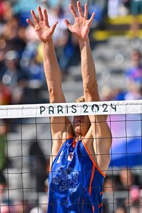 Olympische Spiele (Beachvolleyball); Paris 28.07.2024 Vorrunde, Herren, NED vs ITA, Steven Van De Velde, Net across his face, Paris 2024 Copyright: xBEAUTIFULxSPORTS TomxBlochx