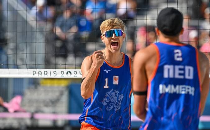 Olympische Spiele (Beachvolleyball); Paris 28.07.2024 Vorrunde, Herren, NED vs ITA, Steven Van De Velde, links, mit Partner Matthew Immers, rechts, Copyright: xBEAUTIFULxSPORTS TomxBlochx