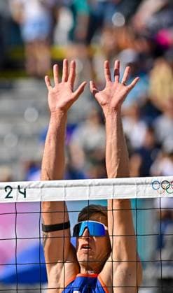 Olympische Spiele (Beachvolleyball); Paris 28.07.2024 Vorrunde, Herren, NED vs ITA, Steven Van De Velde im Block Copyright: xBEAUTIFULxSPORTS TomxBlochx