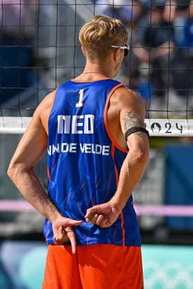 Olympische Spiele (Beachvolleyball); Paris 28.07.2024 Vorrunde, Herren, NED vs ITA, Steven Van De Velde, Handzeichen, Copyright: xBEAUTIFULxSPORTS TomxBlochx
