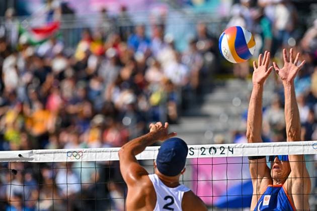 Olympische Spiele (Beachvolleyball); Paris 28.07.2024 Vorrunde, Herren, NED vs ITA, Steven Van De Velde, im Block gegen 2 Alex Ranghieri (ITA), Copyright: xBEAUTIFULxSPORTS TomxBlochx
