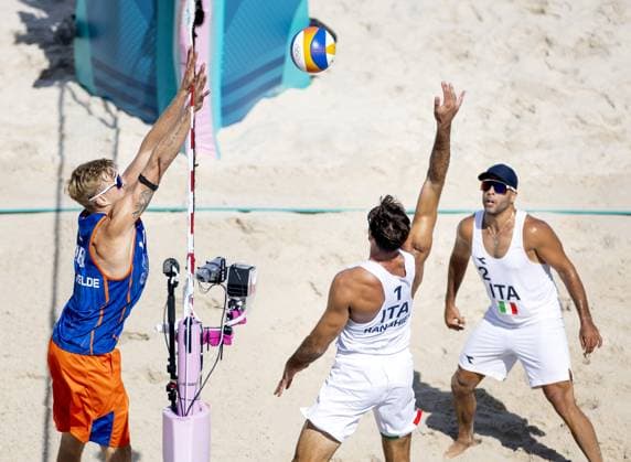PARIS - Steven van de Velde (L) in action against Alex Ranghieri (M) and Adrian Ignacio Carambula Raurich during the men s Beach volleyball, Beachvolleyball group match between the Netherlands and Italy during the Olympic Games, Olympische Spiele, Olympia, OS in France. ANP KOEN VAN WEEL xVIxANPxSportx xxANPxIVx 504423509 originalFilename: 504423509.jpg