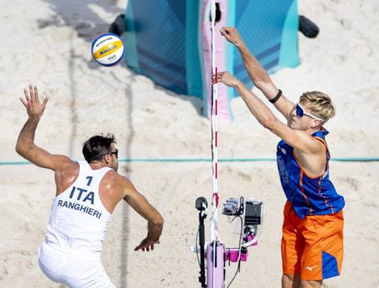 PARIS - Steven van de Velde in action against Alex Ranghieri (L) during the group match of the men s Beach volleyball, Beachvolleyball between the Netherlands and Italy during the Olympic Games, Olympische Spiele, Olympia, OS in France. ANP KOEN VAN WEEL xVIxANPxSportx xxANPxIVx 504423554 originalFilename: 504423554.jpg