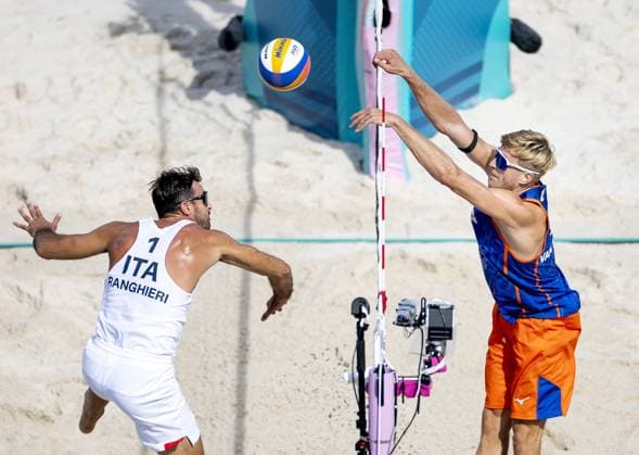 PARIS - Steven van de Velde in action against Alex Ranghieri (L) during the group match of the men s Beach volleyball, Beachvolleyball between the Netherlands and Italy during the Olympic Games, Olympische Spiele, Olympia, OS in France. ANP KOEN VAN WEEL xVIxANPxSportx xxANPxIVx 504423560 originalFilename: 504423560.jpg